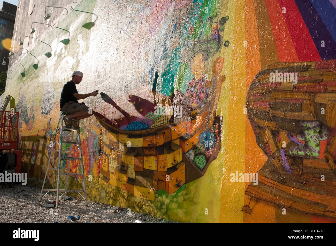 New York NY 14. Juli 2009 Os Gemeos Wandbild erstellen eine neue Wandbild auf East Houston Street und der Bowery Stockfoto