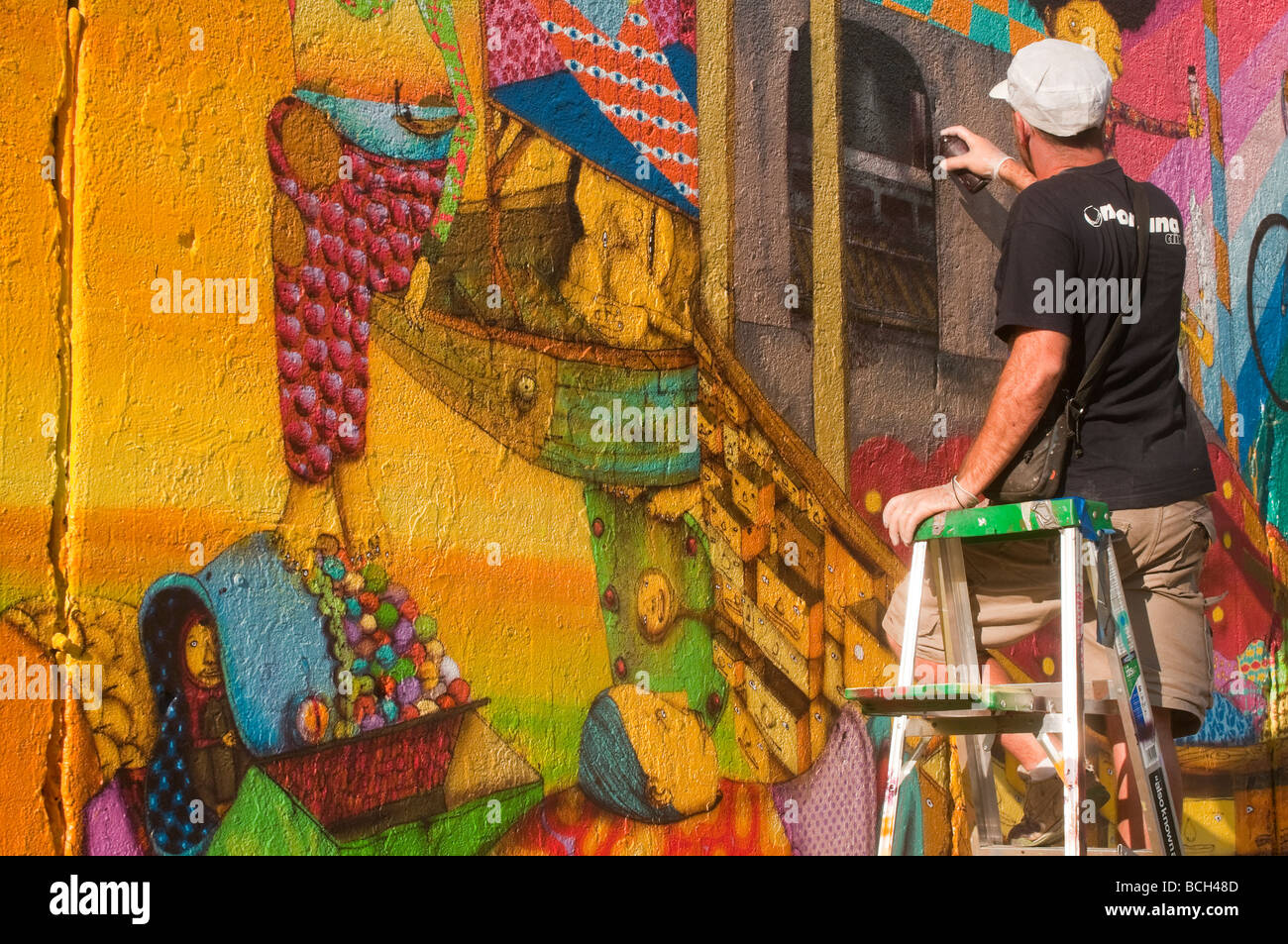 OS Gemeos rundet ein neues Wandbild an der East Houston Street Stockfoto