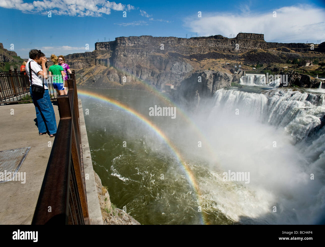 Besucher sehen Shoshone Falls von der Aussichtsplattform an der Shoshone Falls Park Snake River Canyon Twin Falls Idaho Stockfoto