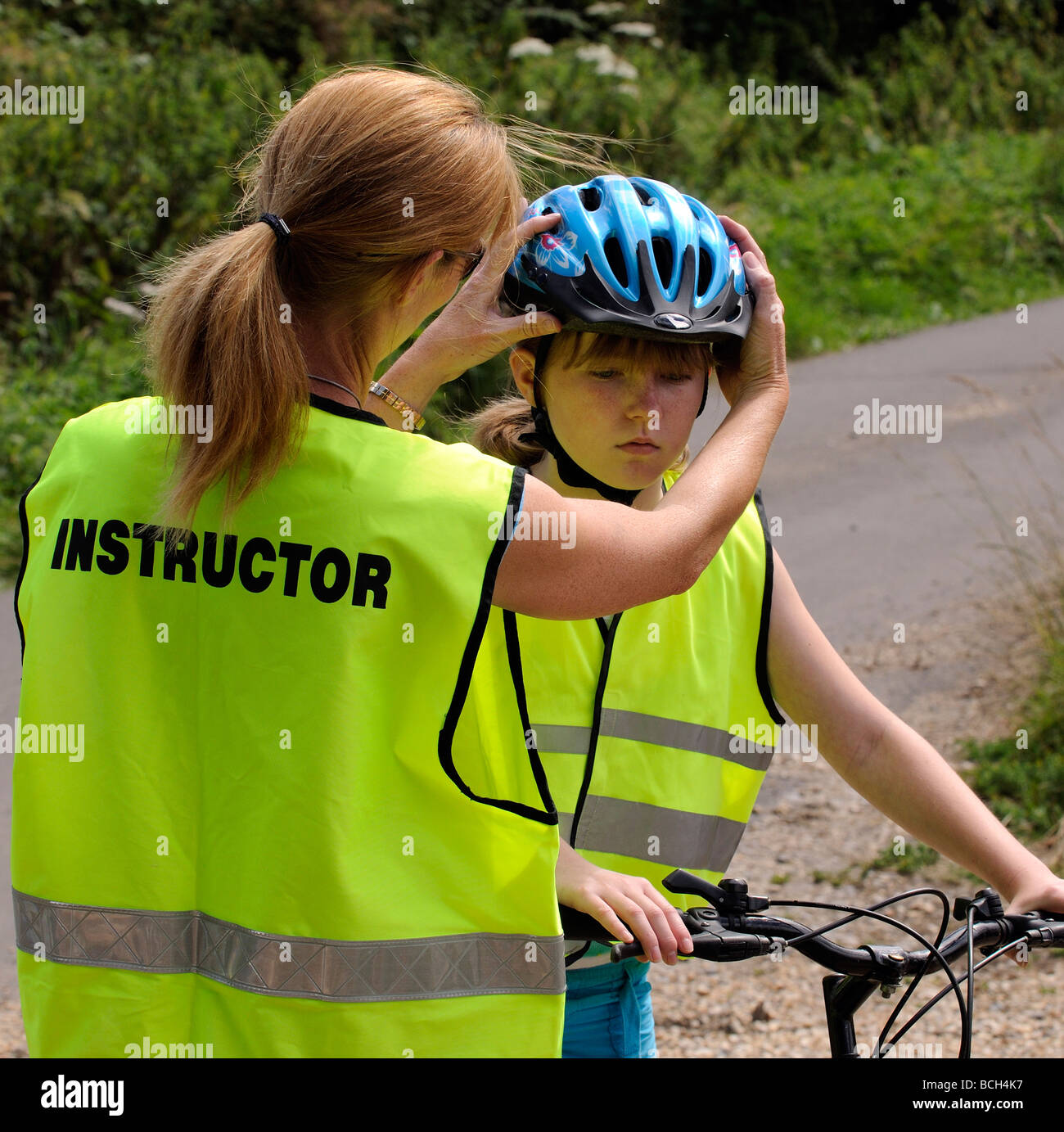 https://c8.alamy.com/compde/bch4k7/weiblichen-zyklus-dozenten-tragen-eine-hohe-sichtbarkeit-reflektierende-sicherheitsweste-passt-ein-fahrradhelmes-schuler-bch4k7.jpg
