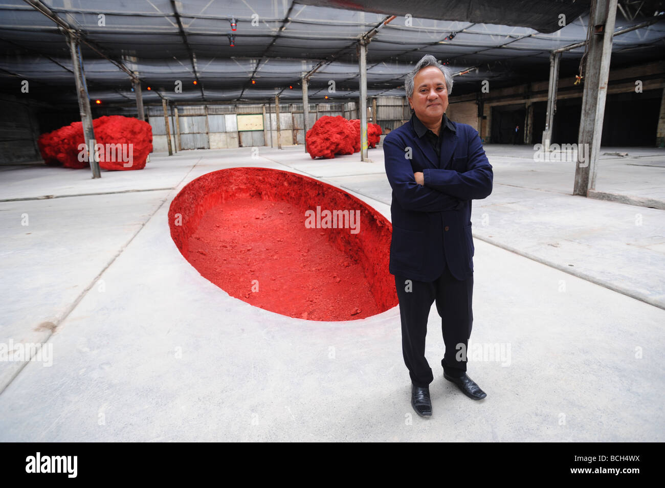 Bildhauer Anish Kapoor mit seiner Arbeit die Zerstückelung des Jeanne d Arc 2009 Kommission speziell für Brighton Festival 2009 Stockfoto