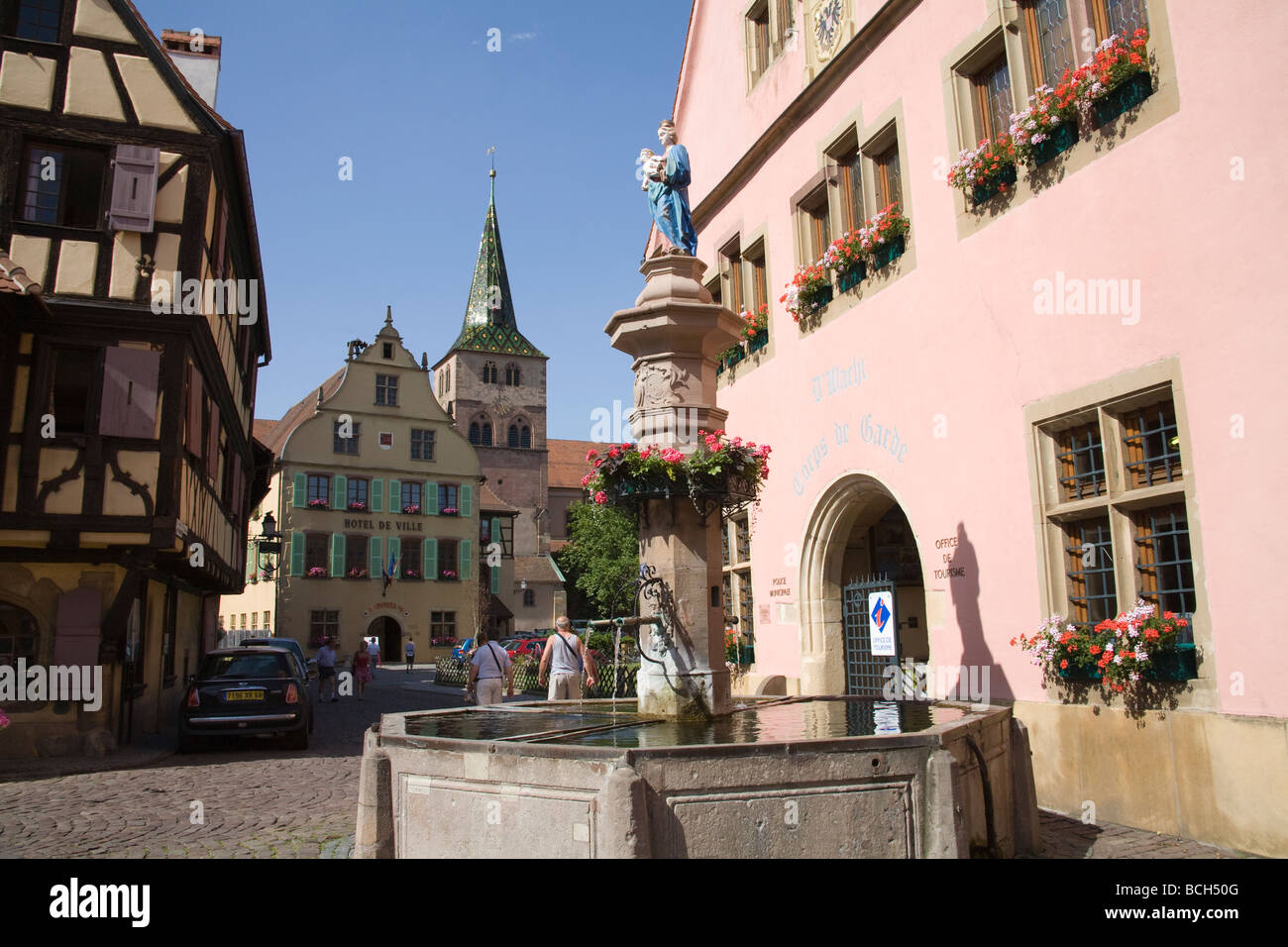 Turckheim Elsass Frankreich EU 18thc Brunnen vor dem Renaissance-Rathaus und Polizeipräsidium Stockfoto