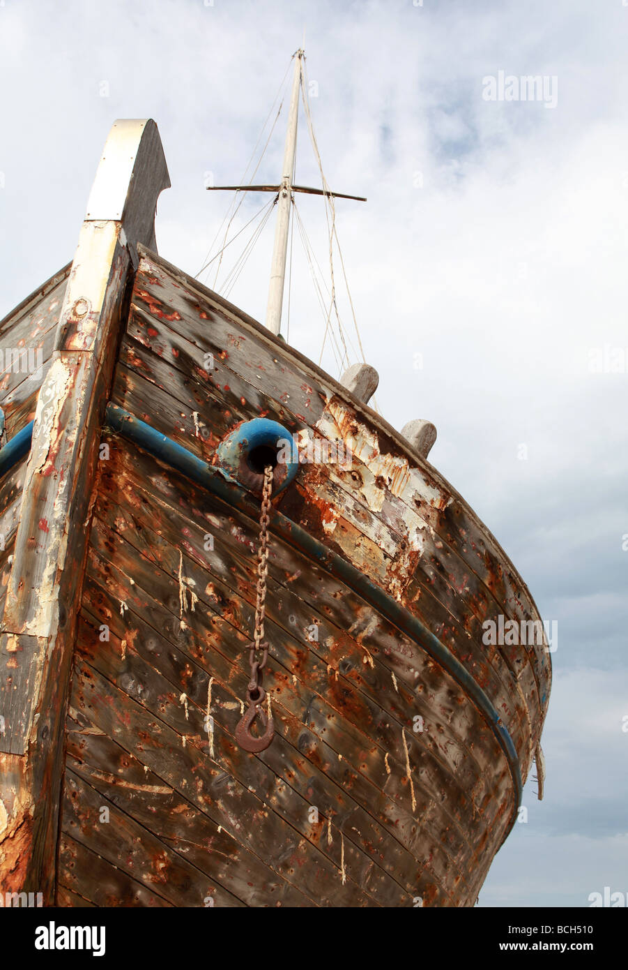 Die Farbe abgestreift Überreste von einem großen Holzschiff Rot gegen ein bewölkter Himmel Stockfoto