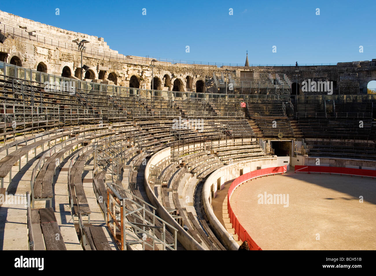Innere des Les Arènes de Nîmes, ein römisches Amphitheater in der Stadt Nimes in Südfrankreich.  Jetzt für Stierkämpfe genutzt. Stockfoto