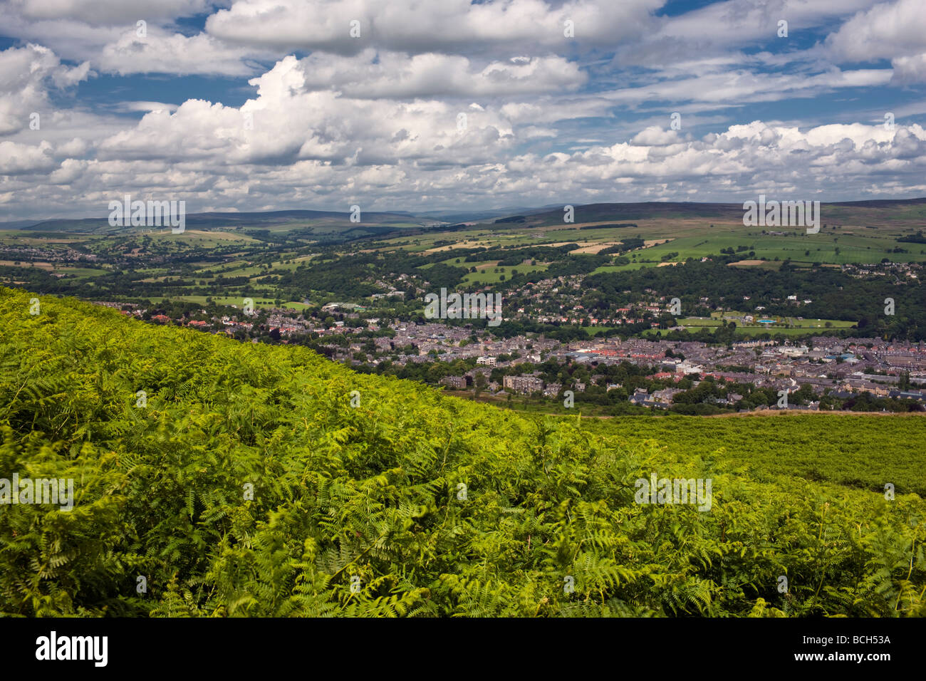 Die Stadt Ilkley aus dem Moor, Yorkshire UK Stockfoto