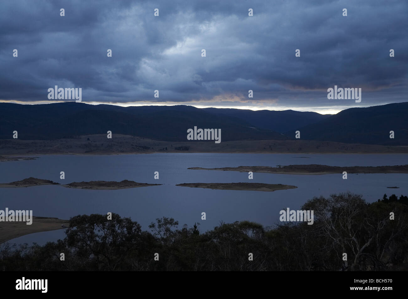 Dunkle Wolken über Lake Jindabyne Snowy Mountains, New South Wales Australien Stockfoto