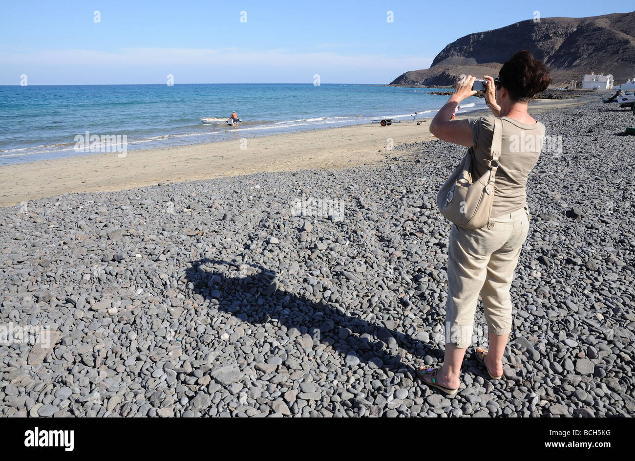 Touristen, die die Bilder von einem wunderschönen Strand. Kanarischen Insel Fuerteventura, Spanien Stockfoto