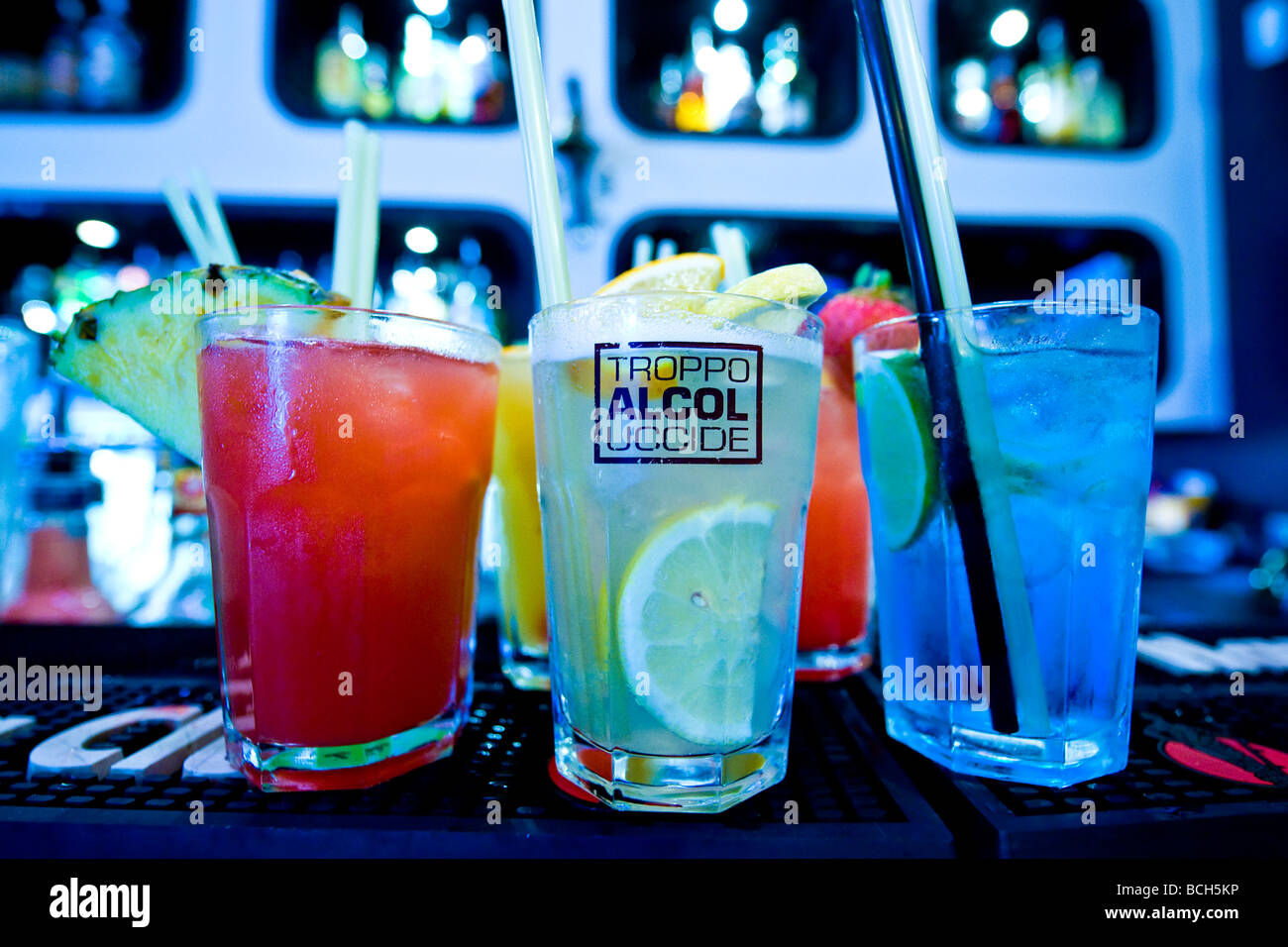 zuviel Alkohol tötet Cocktails Corso Como Mailand Italien Stockfoto