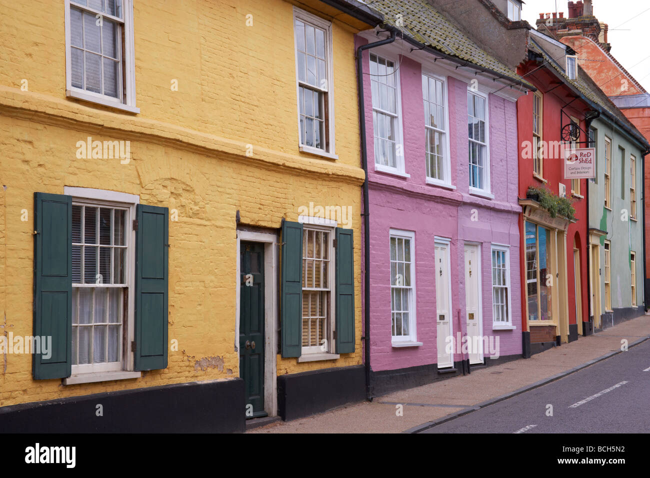 Eine bunte Reihe von Läden und Häuser in der Marktstadt von Bungay, Suffolk Stockfoto