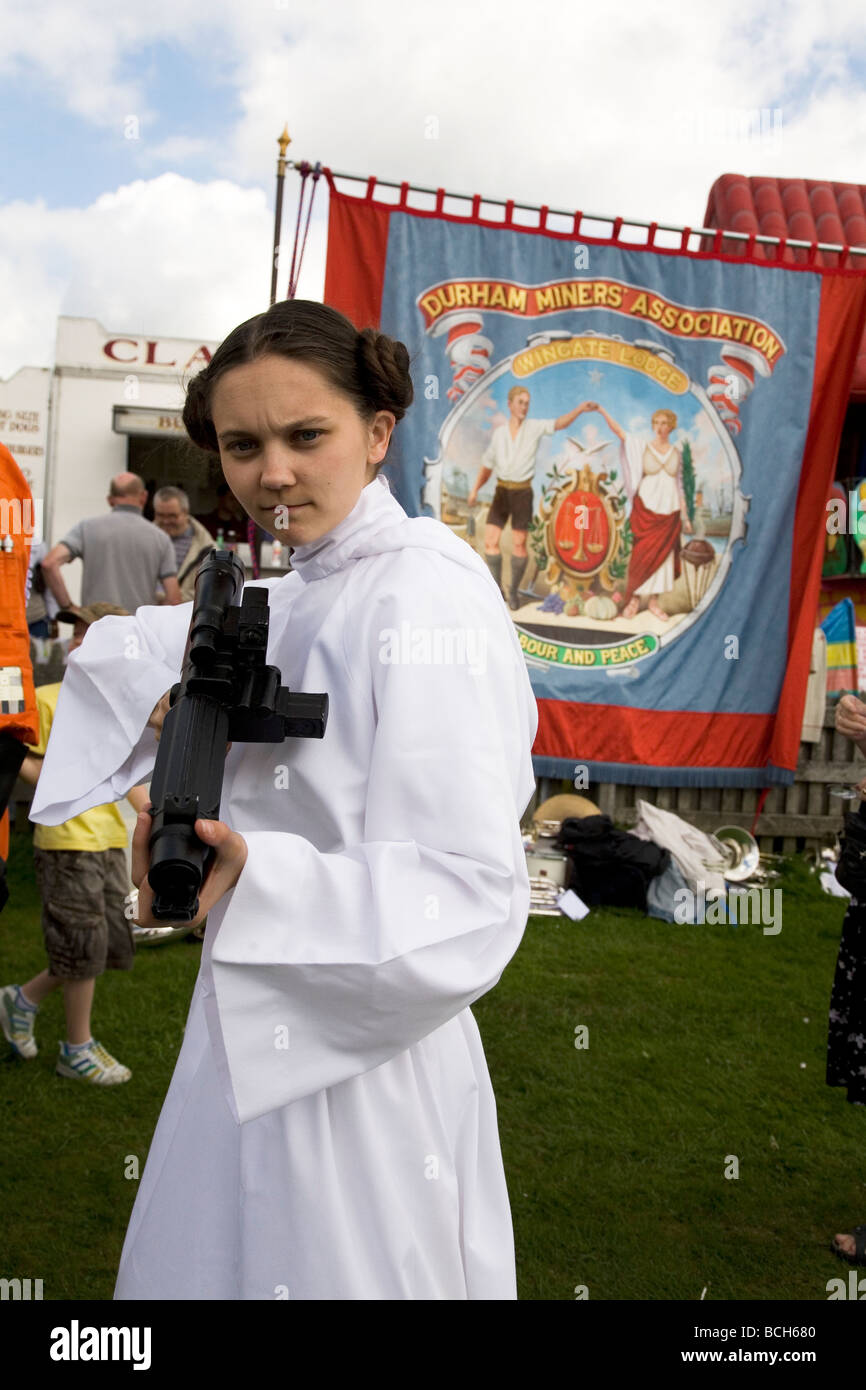 Eine Frau Kleidet Sich In Den Kostumen Der Star Wars Figur Prinzessin Leia Organa In Durham Miner Gala 2009 Stockfotografie Alamy