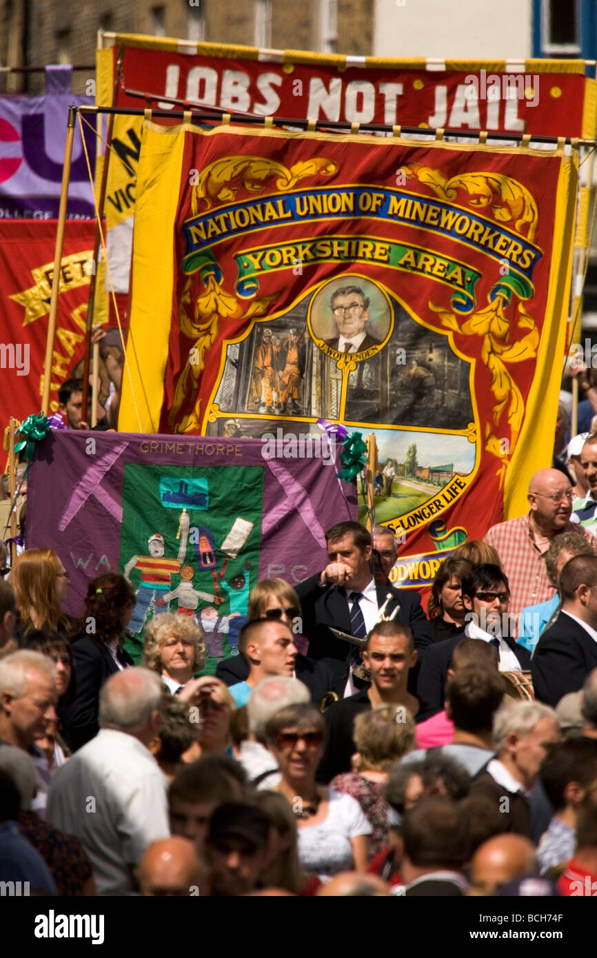 Menschen aus den verschiedenen Hütten warten mit ihren Bannern in zentralen Durham in Durham Miner Gala 2009. Stockfoto