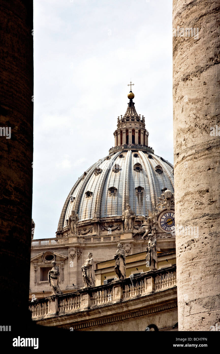 St. Peter Basilika Kuppel aus den Spalten, Basilica di San Pietro, Kolonnaden, Sankt Peter Platz, Piazza San Pietro, Vatican Stockfoto