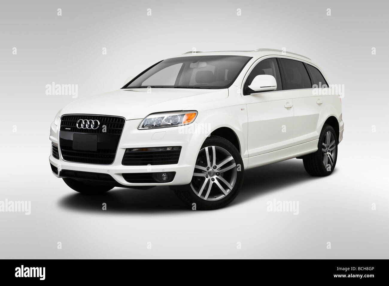 2009 Audi Q7 Tdi Premium In Weiss Winkel Vorderansicht Stockfotografie Alamy