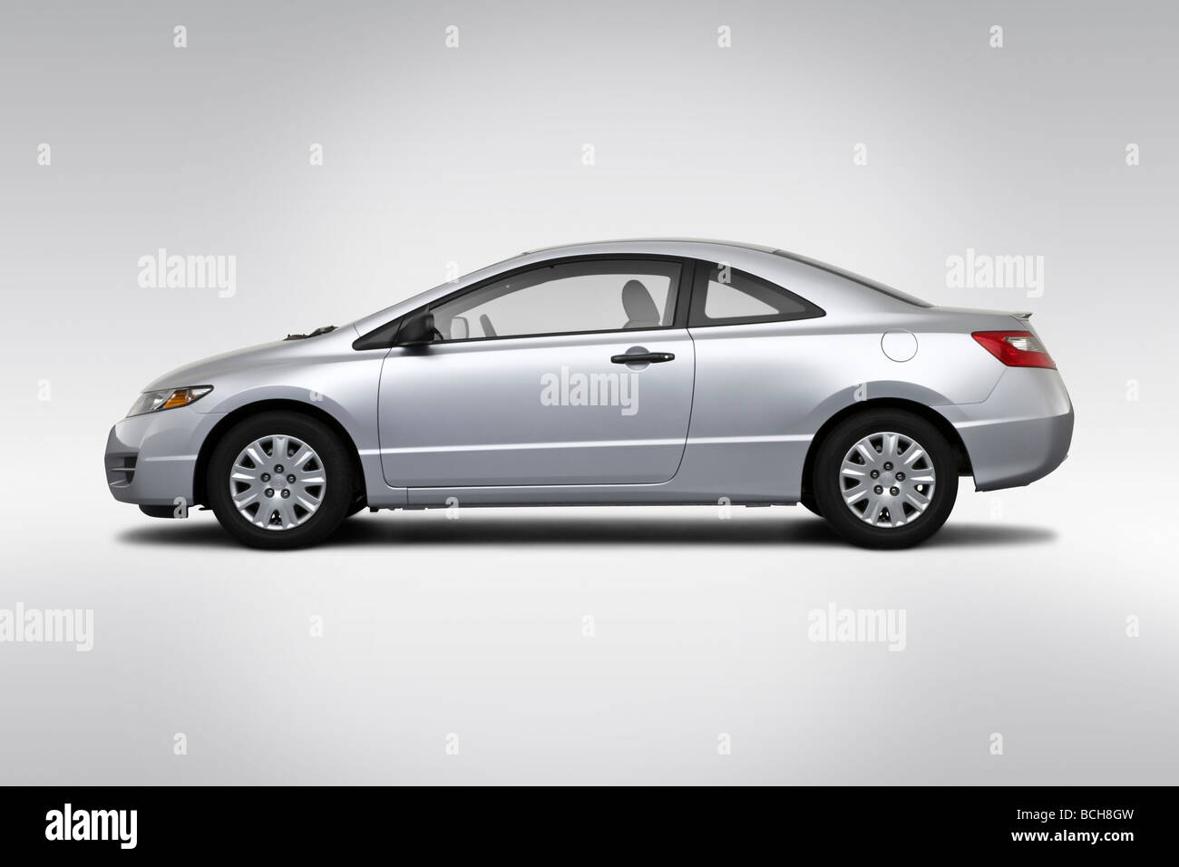 2009 Honda Civic DX in Silber - Treiber Seitenprofil Stockfoto