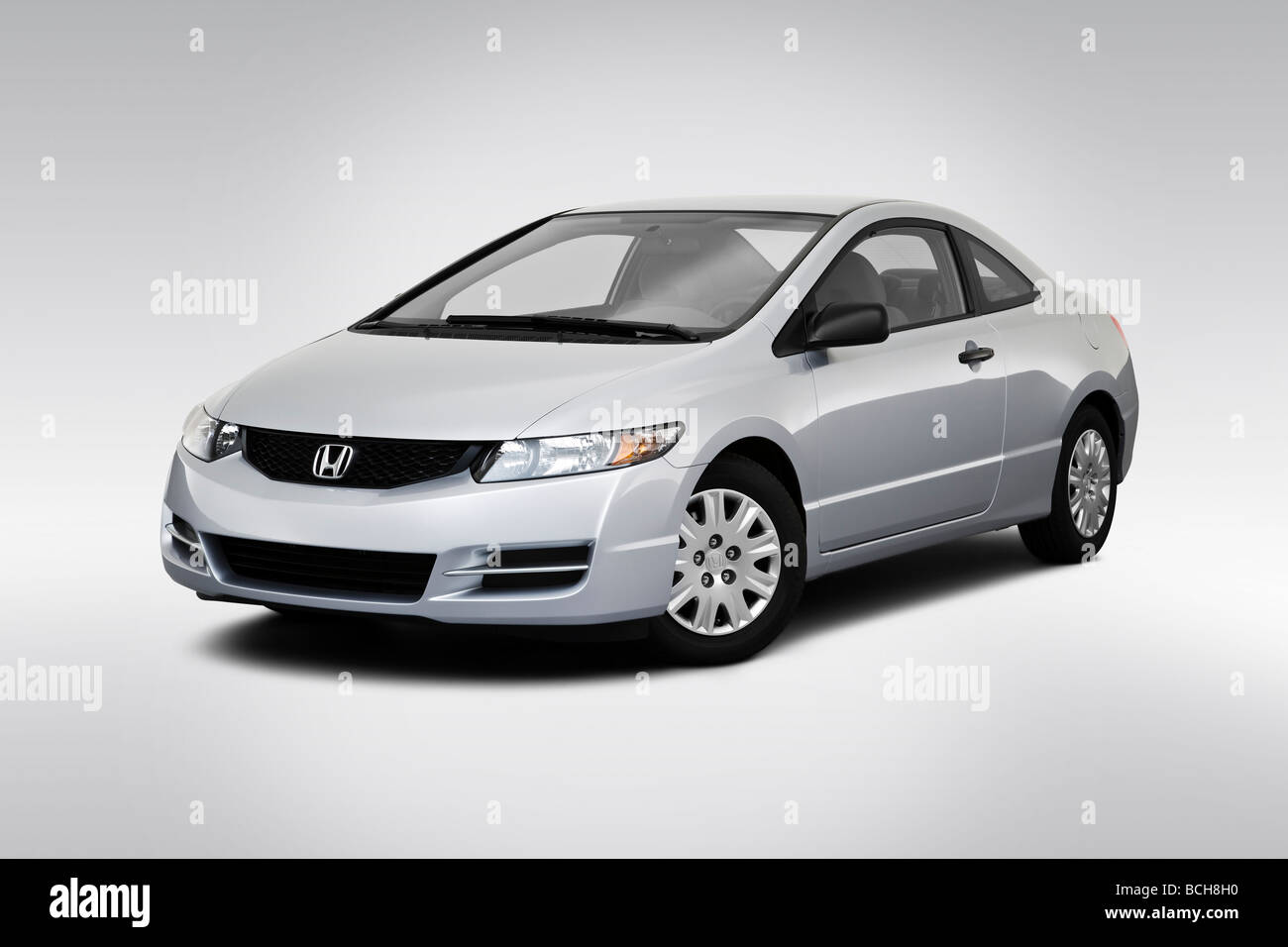 2009 Honda Civic DX in Silber - Winkel-Vorderansicht Stockfoto