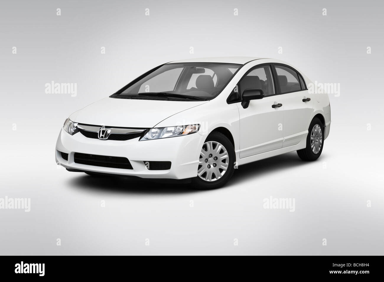2009 Honda Civic Dx In Weiss Winkel Vorderansicht Stockfotografie Alamy