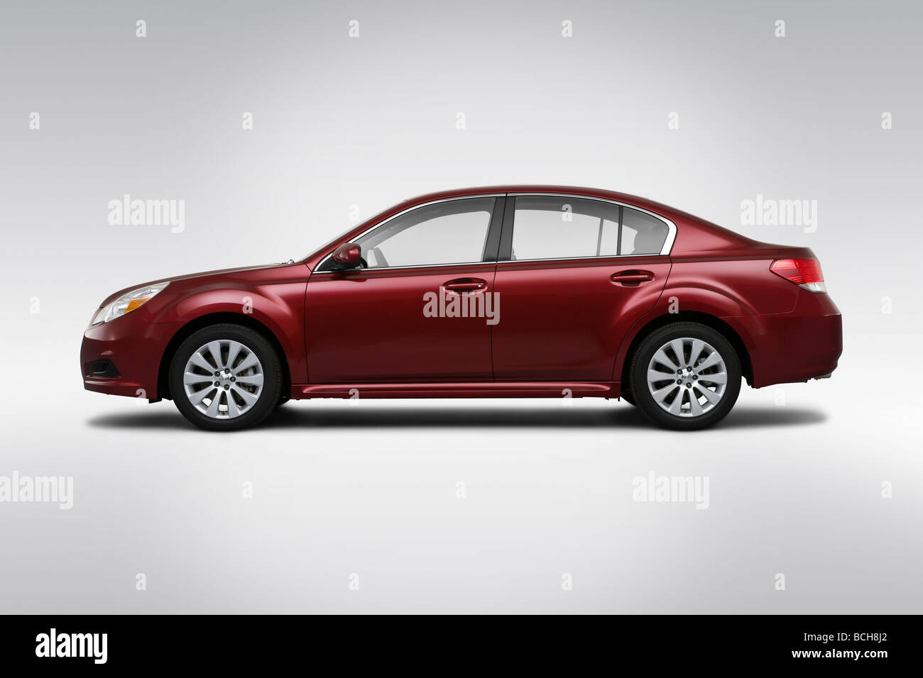 2010 Subaru Legacy 3.6R-Versionen Rot - Treiber Seitenprofil Stockfoto