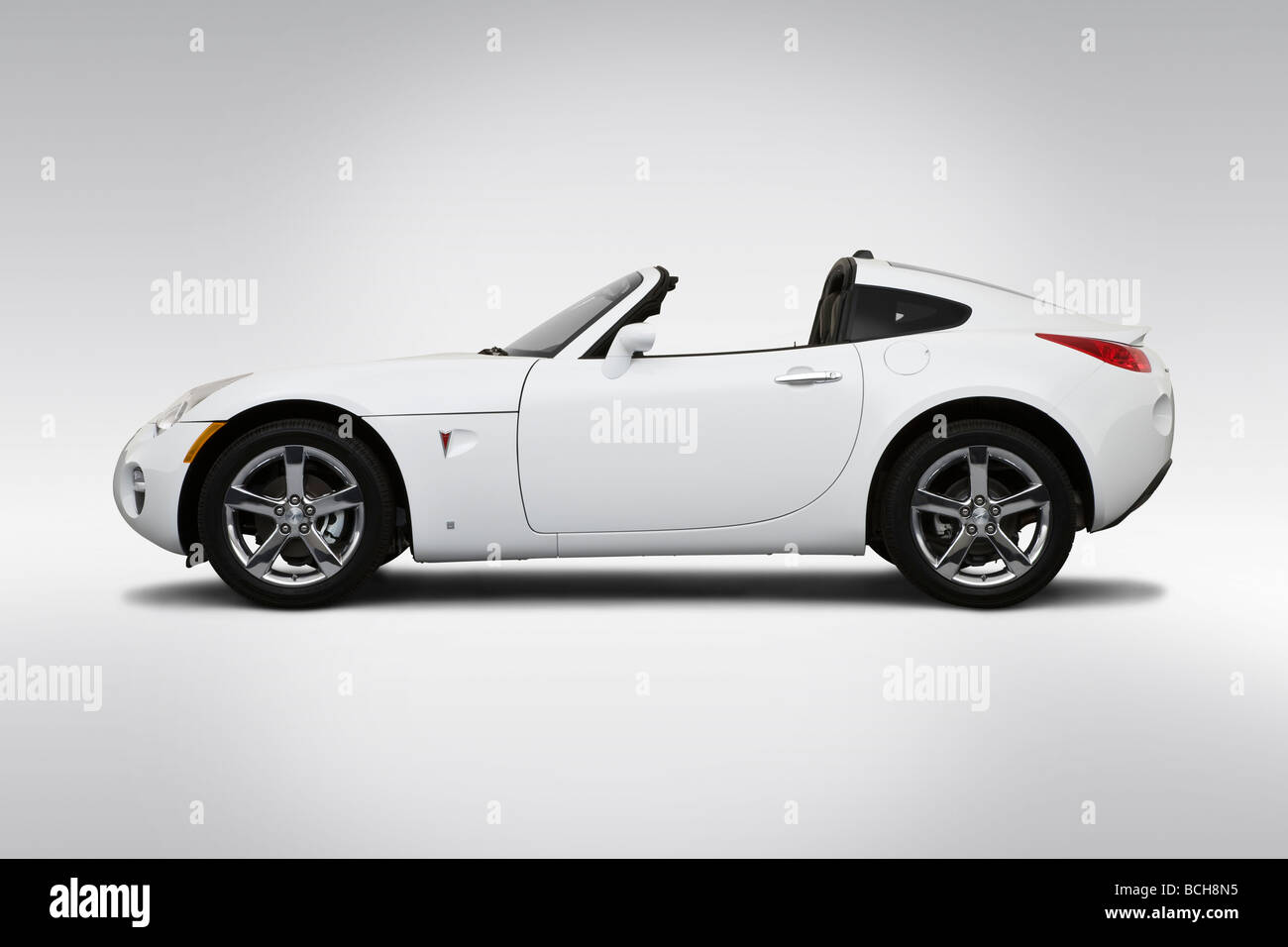 2009 Pontiac Solstice in weiß - Treiber Seitenprofil Stockfoto