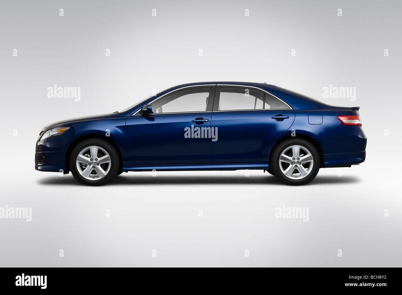 2010 Toyota Camry SE blau - Fahrer Seitenprofil Stockfoto