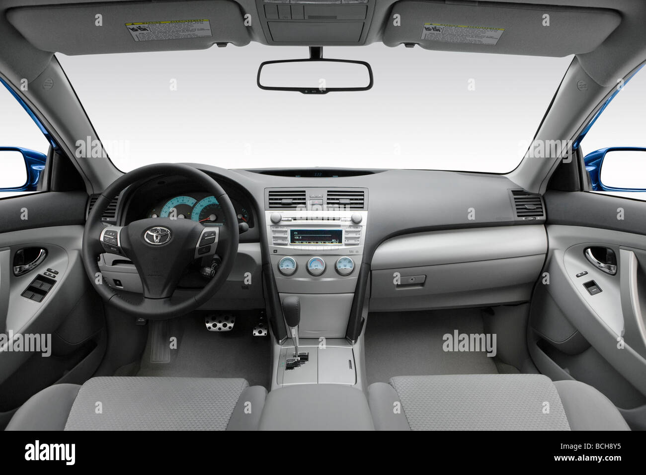2010 Toyota Camry Se In Blau Armaturenbrett Mittelkonsole Getriebe Schalthebel Ansicht Stockfotografie Alamy