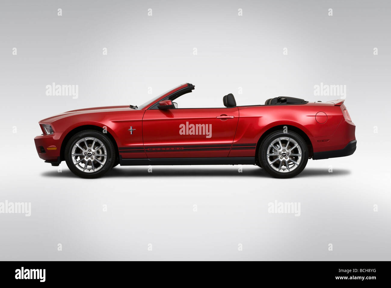 2010 Ford Mustang Premium rot - Treiber Seitenprofil Stockfoto