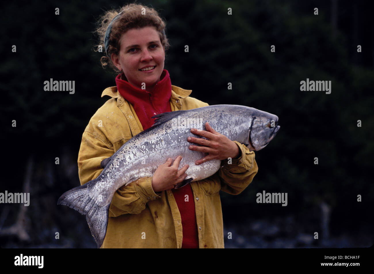 Frau mit King Salmon Kodiak Island Alaska Sommer Stockfoto