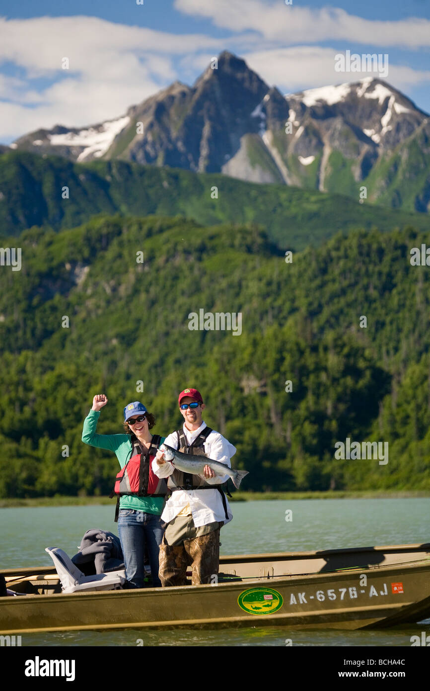 Fischer hält fing Silberlachs stehend in einem Boot auf Big River Seen in Yunan Alaska im Sommer Stockfoto