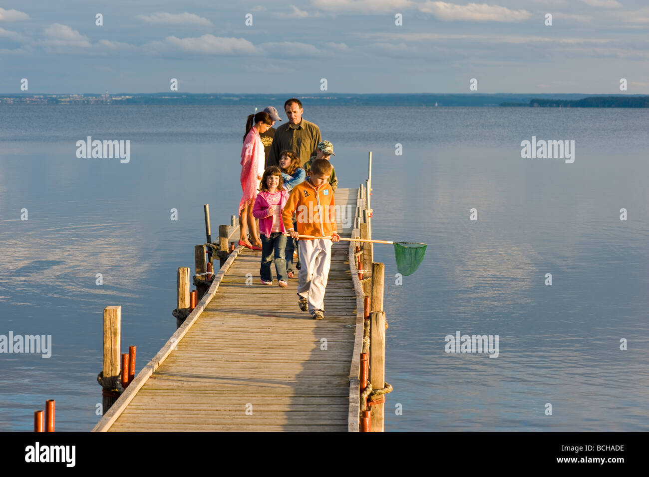 Menschen entspannen Sie sich auf hölzerne Pier mit Blick auf Puck Bucht Hel Halbinsel Ostsee Polen Stockfoto