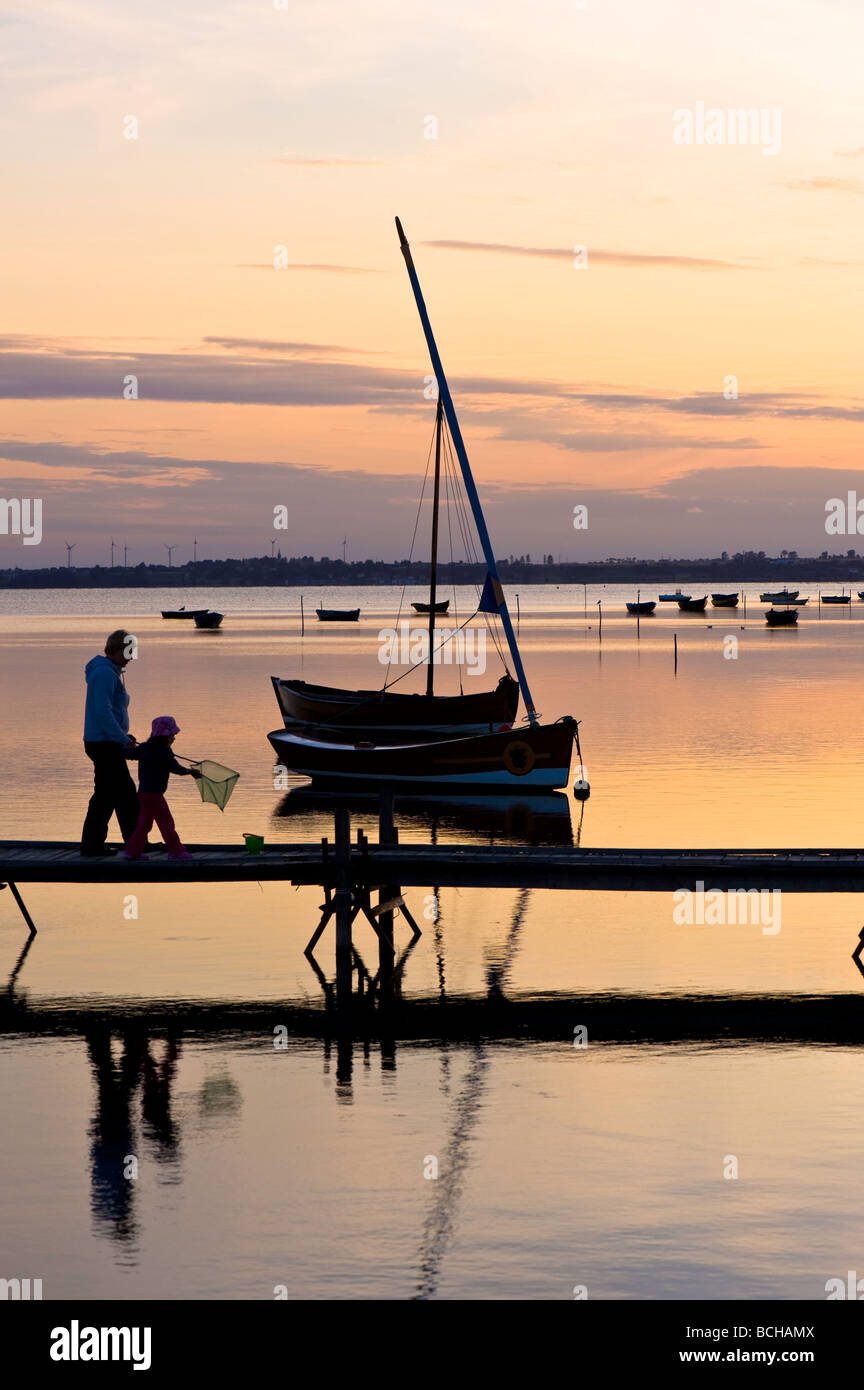 Holzsteg mit Blick auf die Danziger Bucht am frühen Abend Hel Halbinsel Ostsee Polen Stockfoto