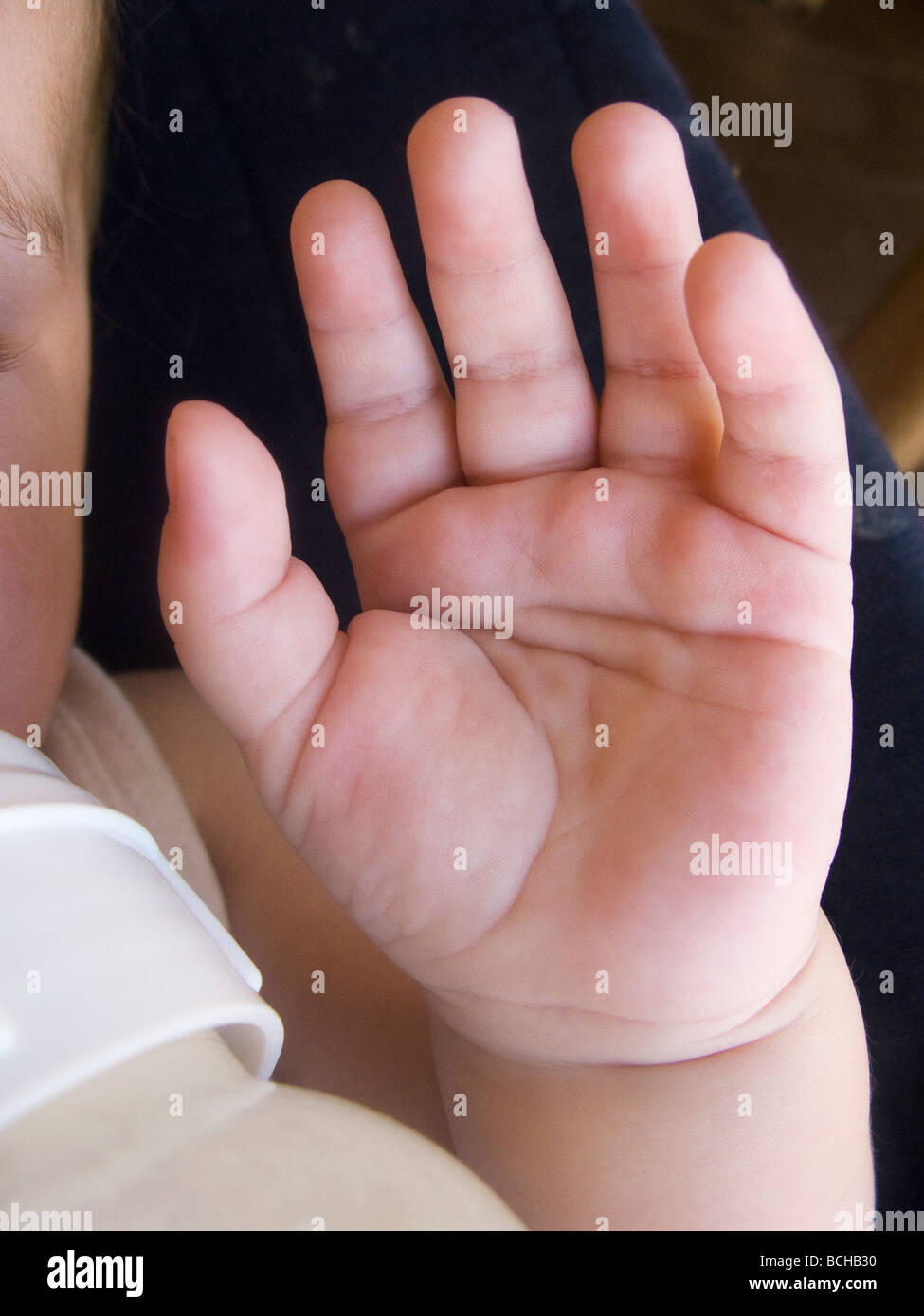 Baby Boy es linke hand Stockfoto