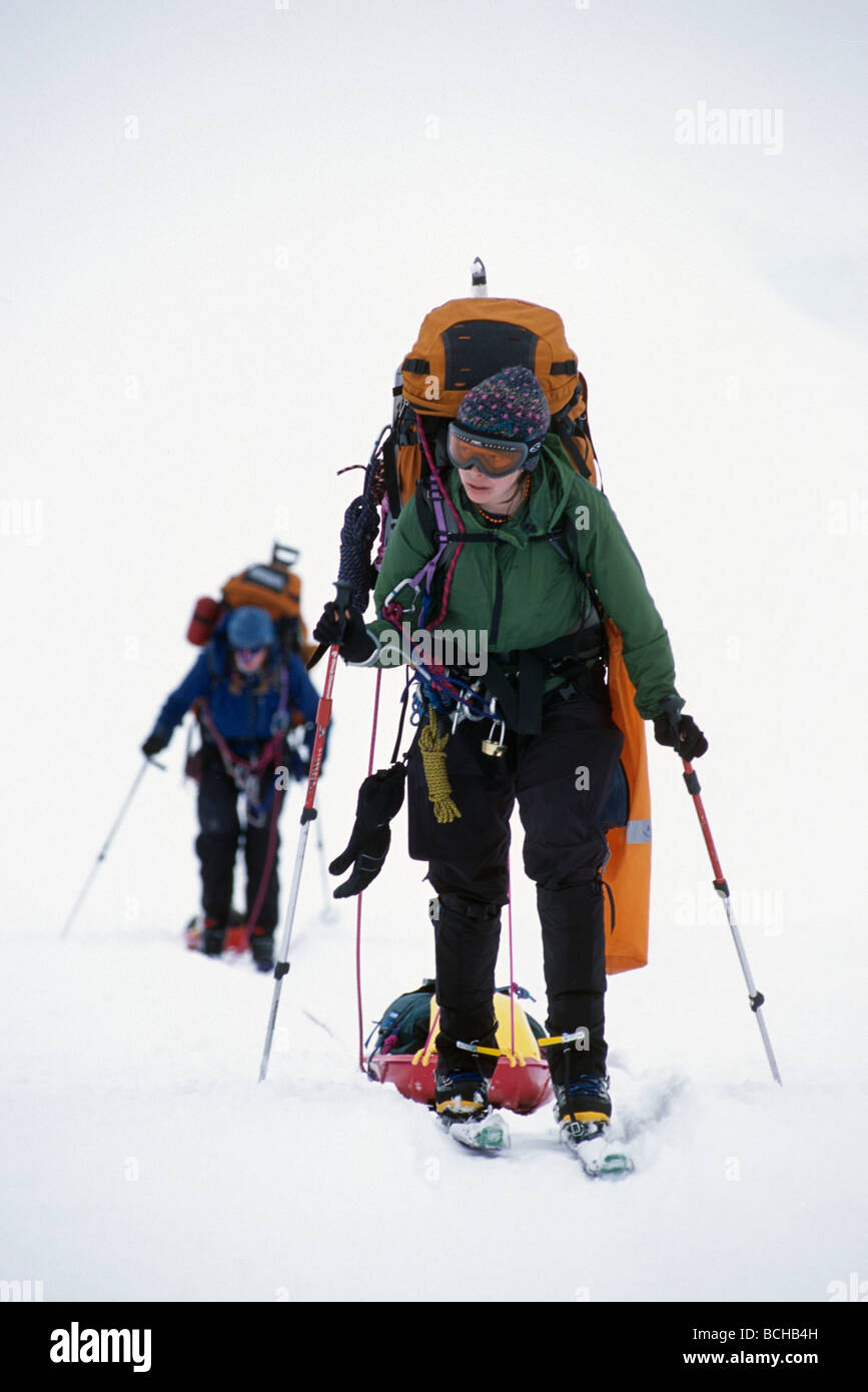 Weibliche Bergsteiger auf Besteigung des McKinley IN AK Kahiltna Gletscher Frühjahr Stockfoto