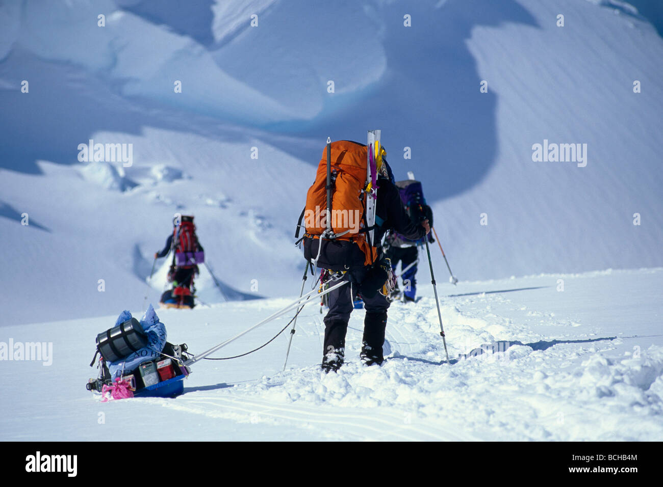 Absteigender Kahiltna Gletscher IN AK Frühling McKinley Kletterer Klettern Denali NP Stockfoto