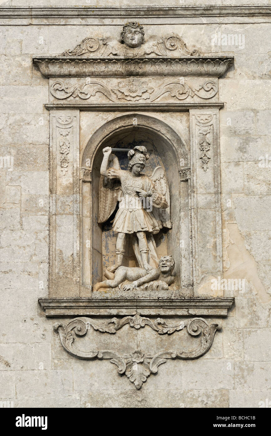 Monte Sant' Angelo Puglia Italien Skulptur von San Michele Arcangelo stellen in der Wand des Heiligtums Stockfoto