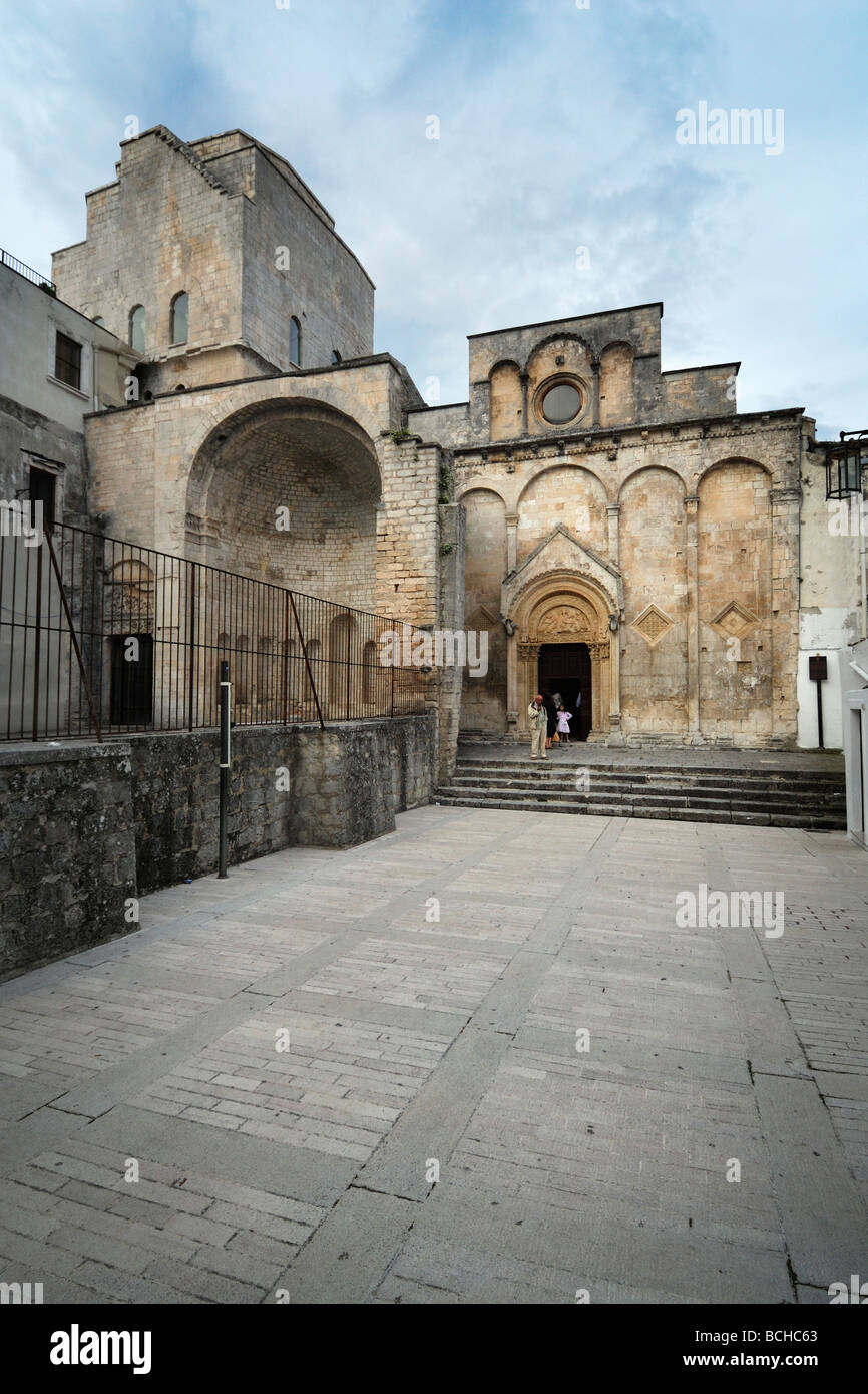 Monte Sant' Angelo Apulien Italien 12. C Kirche San Pietro (links) und der 12. C romanische Santa Maria Maggiore (rechts) Stockfoto