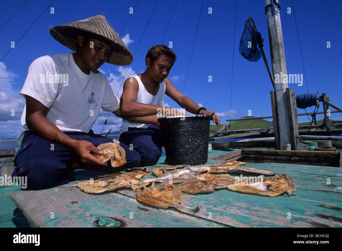 Fischer Fisch auf seinem Boot Komodo National Park kleinen Sunda-Inseln zum UNESCO-Weltkulturerbe Indonesien trocknen Stockfoto