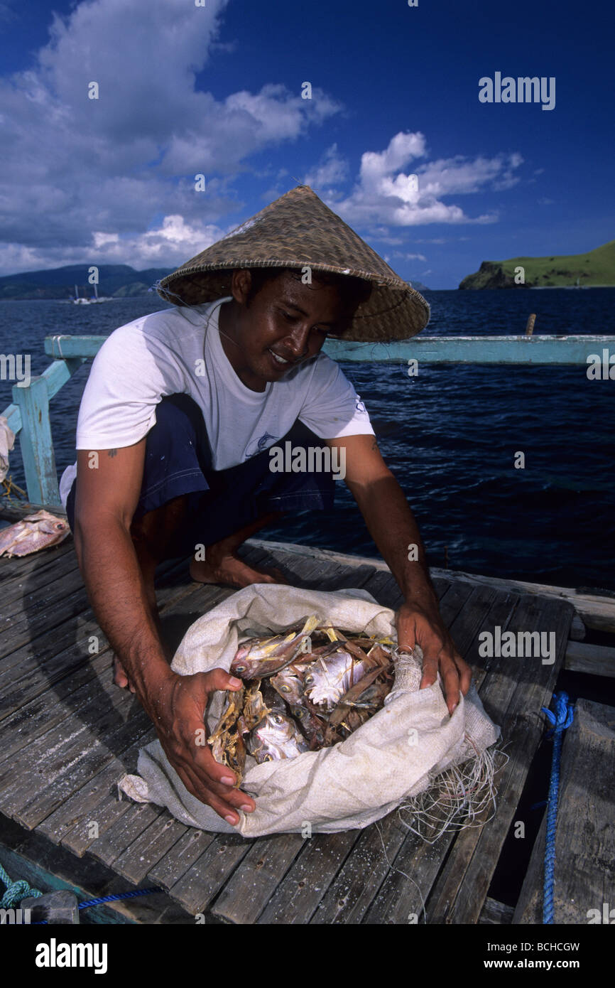 Fischer Fisch auf seinem Boot Komodo National Park kleinen Sunda-Inseln zum UNESCO-Weltkulturerbe Indonesien trocknen Stockfoto