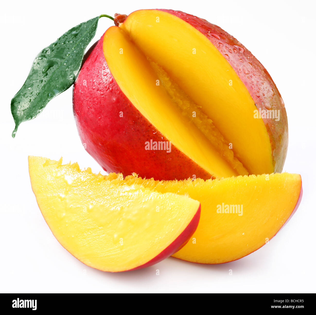 Mango mit Läppchen auf weißem Hintergrund Stockfoto