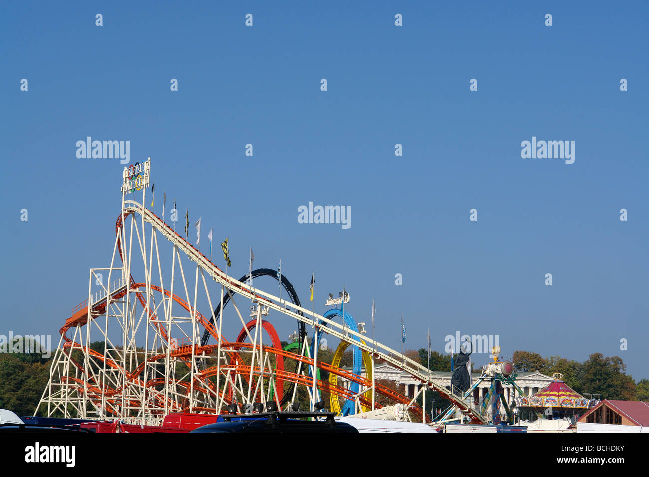 Achterbahn in der Theresienwiese Oktoberfest München Bayern Deutschland Stockfoto