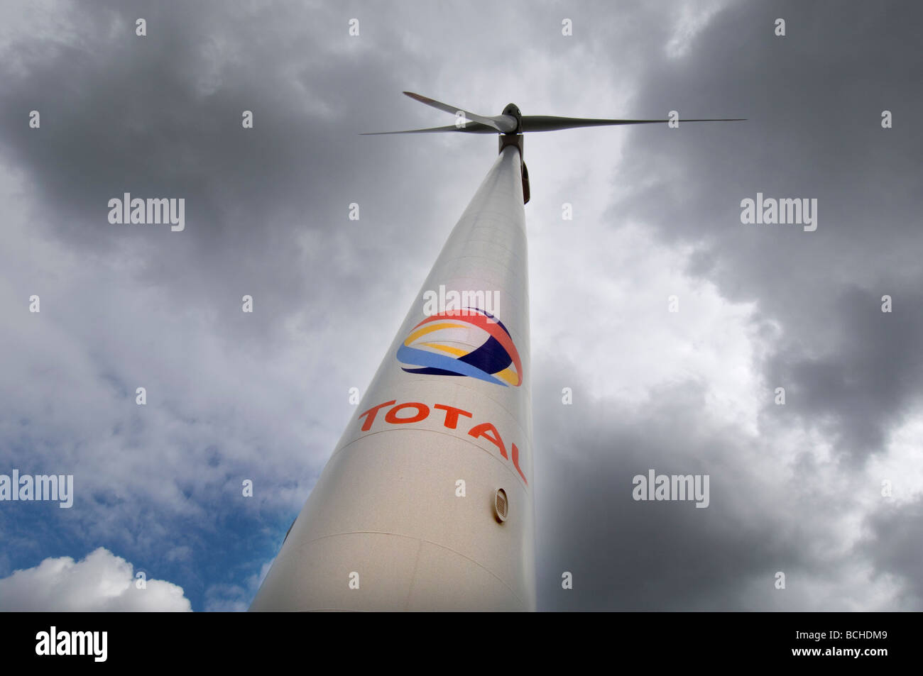 Eine Windkraftanlage der Total Oil Company an einem Standort in Dünkirchen Nordfrankreich Stockfoto