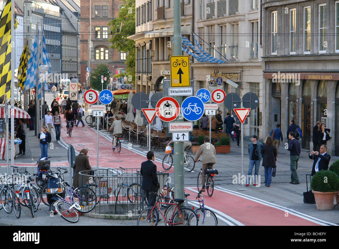 Radweg im Zentrum von München Bayern Deutschland Stockfoto