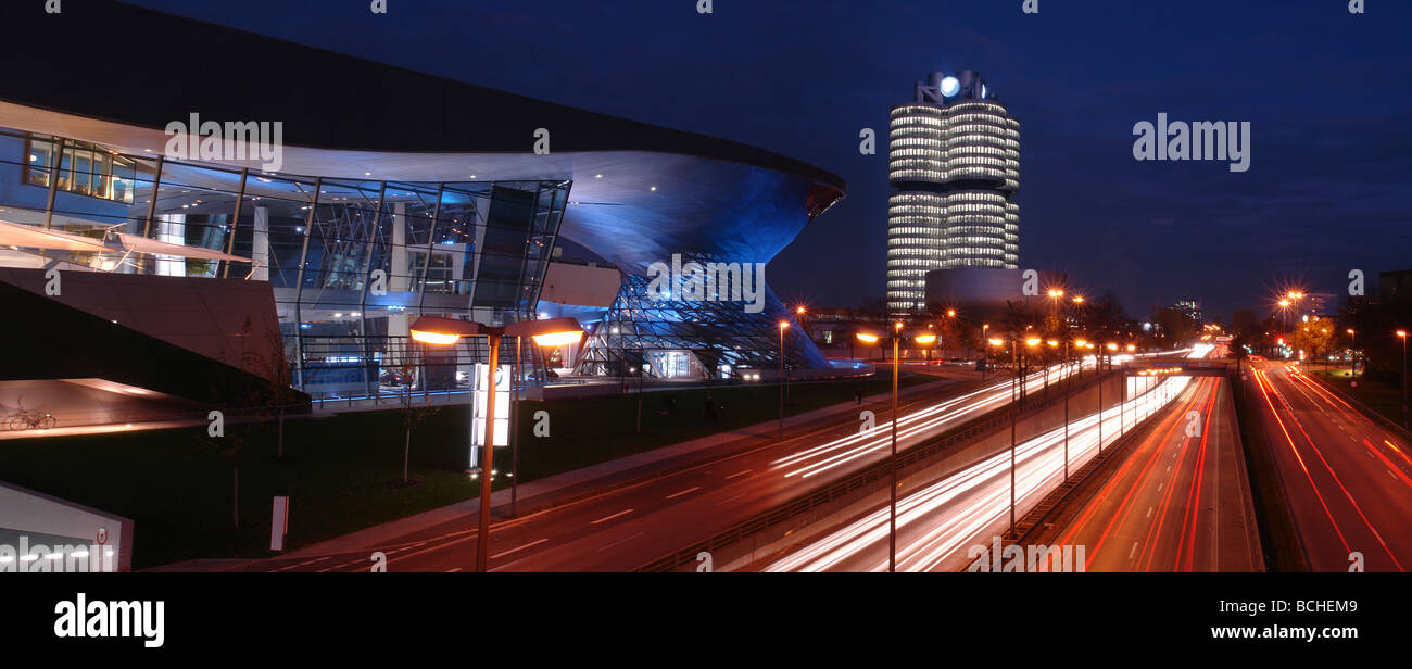 Nachtverkehr in der Nähe von BMW Welt München Stockfoto