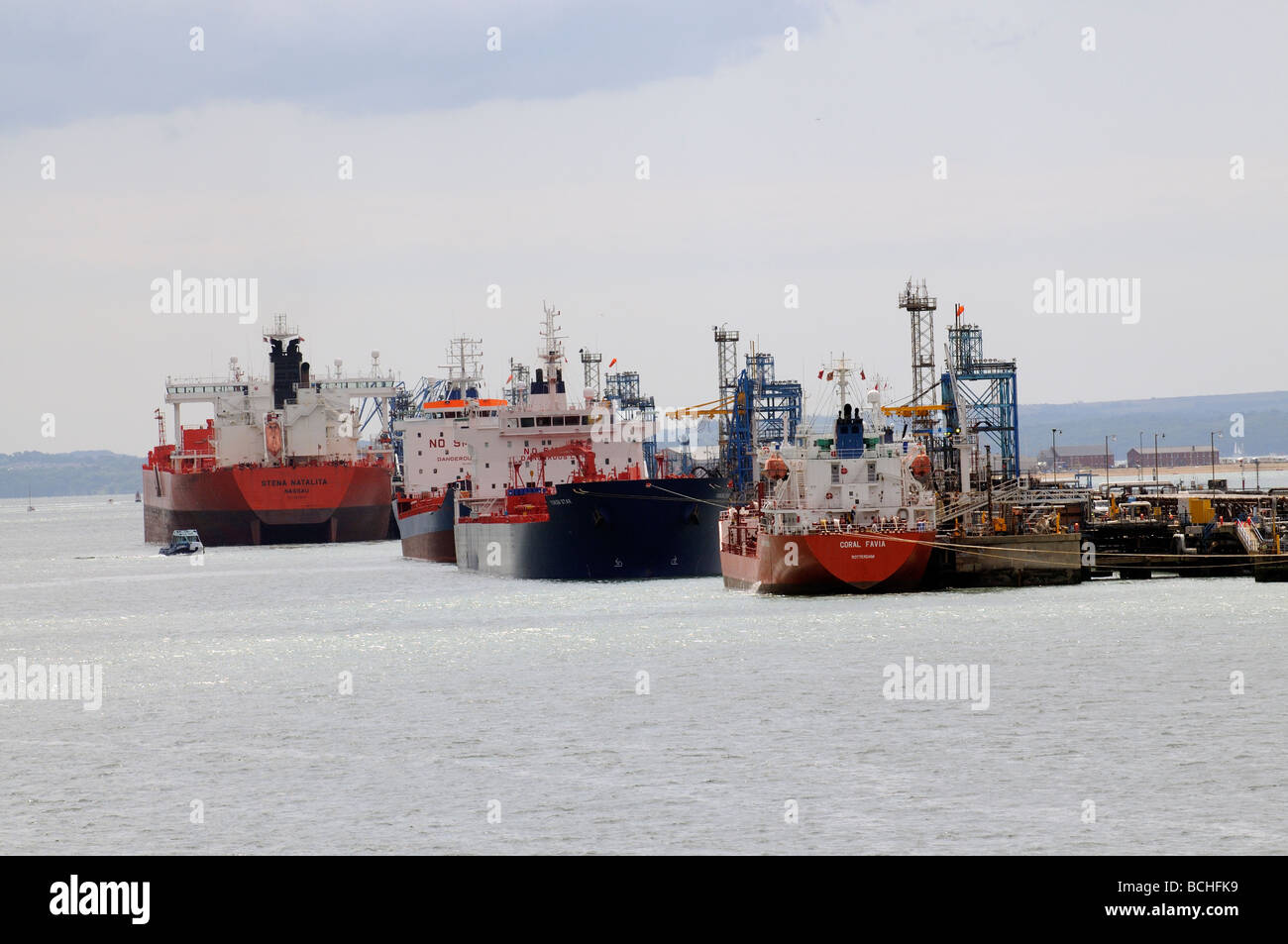 Marine Terminal Fawley Southampton UK Crude Öl und Chemikalien-Tanker neben Stockfoto