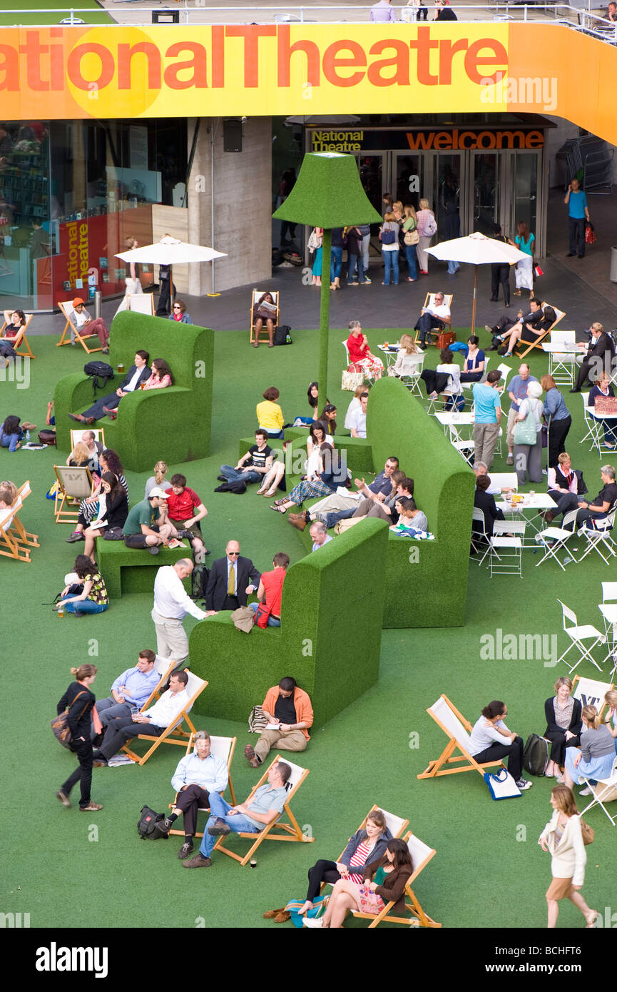 Menschen entspannen Sie auf warmen Sommertag durch nationale Theater Southbank London Vereinigtes Königreich Stockfoto