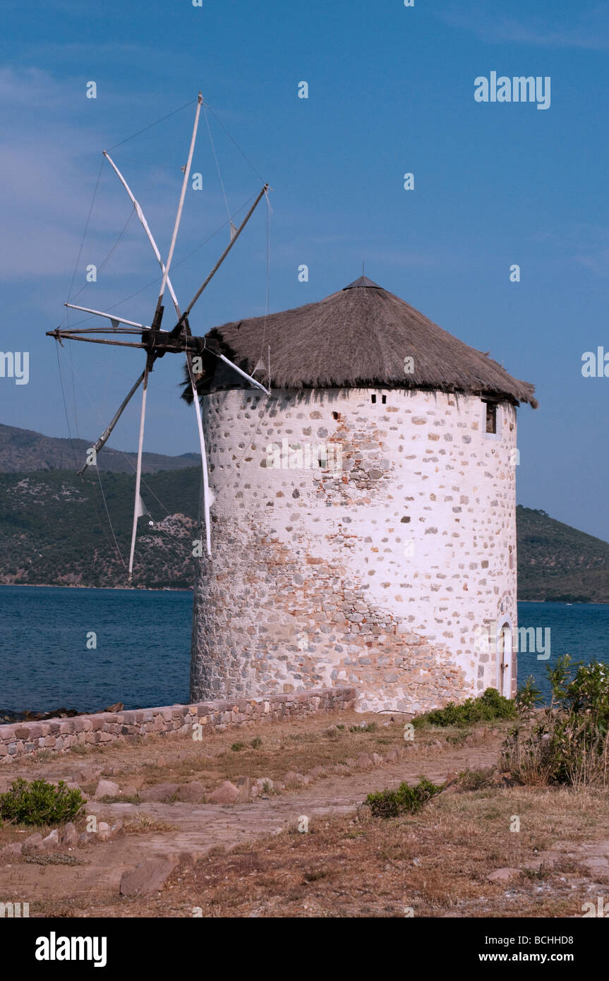 Griechische Windmühle an der Küste des Ägäischen Meeres Stockfoto