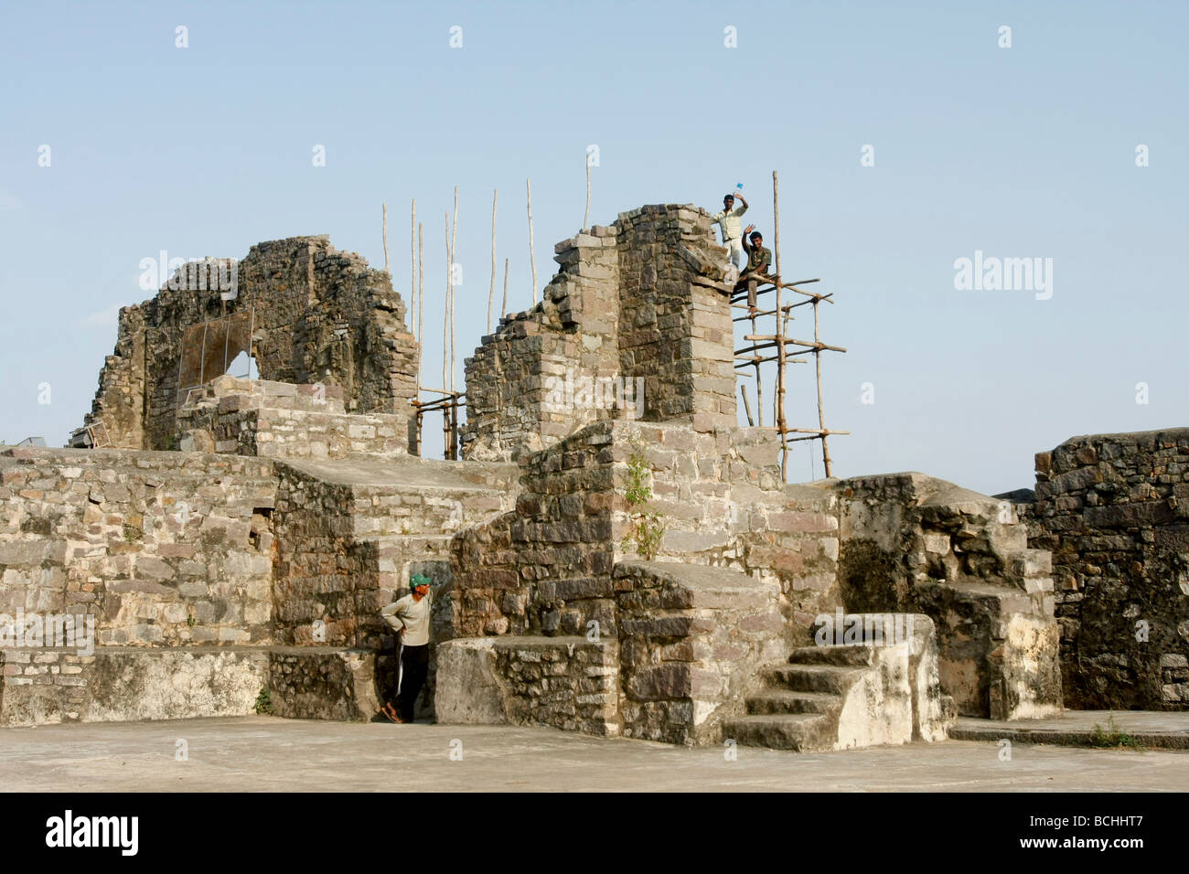 Indische Männer arbeiten zur Wiederherstellung der historischen Golconda Fort in Hyderabad in Indien Stockfoto