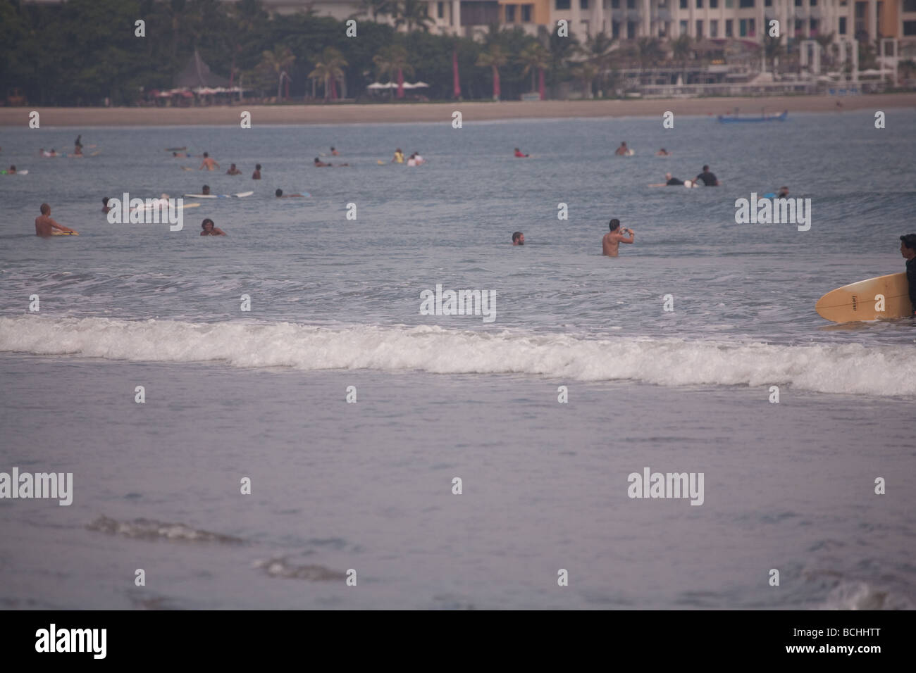 Surfen vor Ort Mob Flut Ozean Meer reiten Baby Fun-sport Bali Kuta schwimmen Welle Extremsport Adrenalin Fahrt jung adolescen Stockfoto