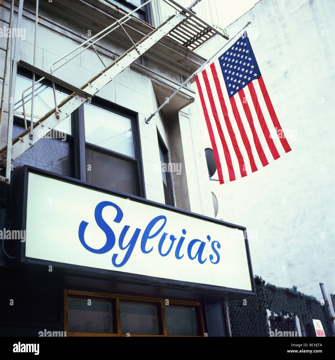 Silvias Restaurant Zeichen und amerikanische Flagge Lenox Avenue Harlem Manhattan NYC Stockfoto