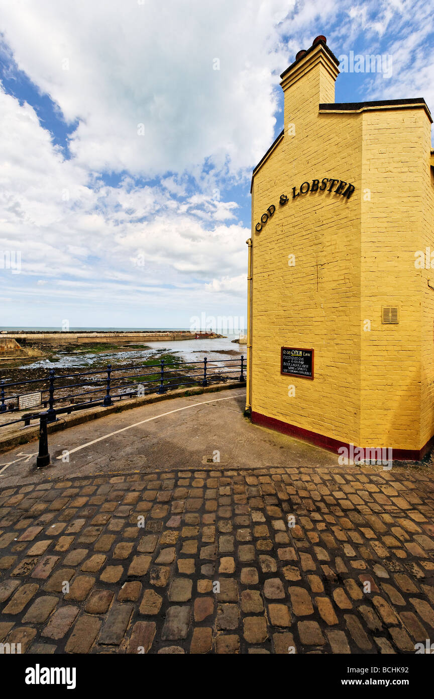 Der Kabeljau und Hummer Pub in der malerischen North Yorkshire Dorf Staithes Stockfoto