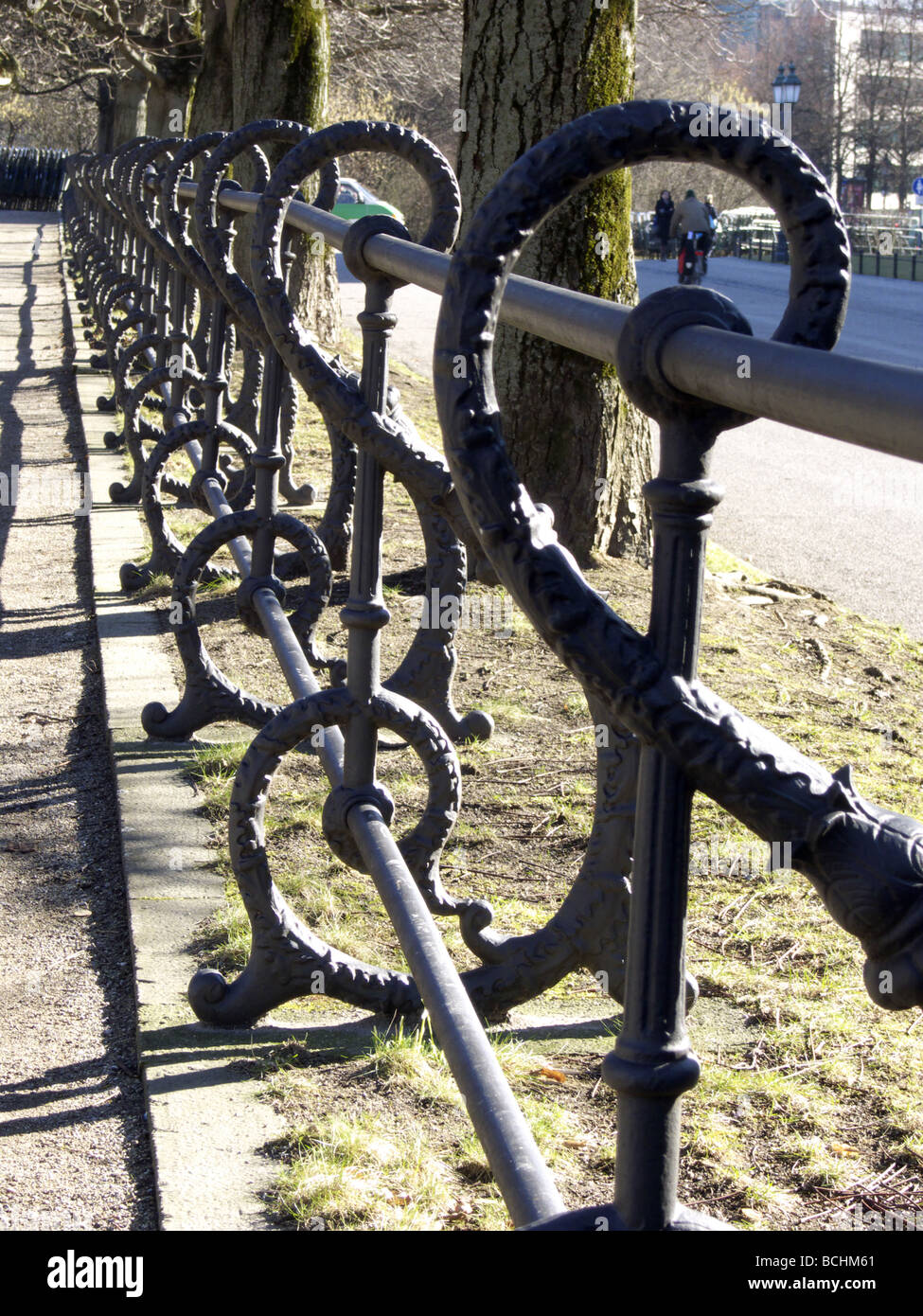 Klassischer Metallzaun im Hofgarten München Stockfoto