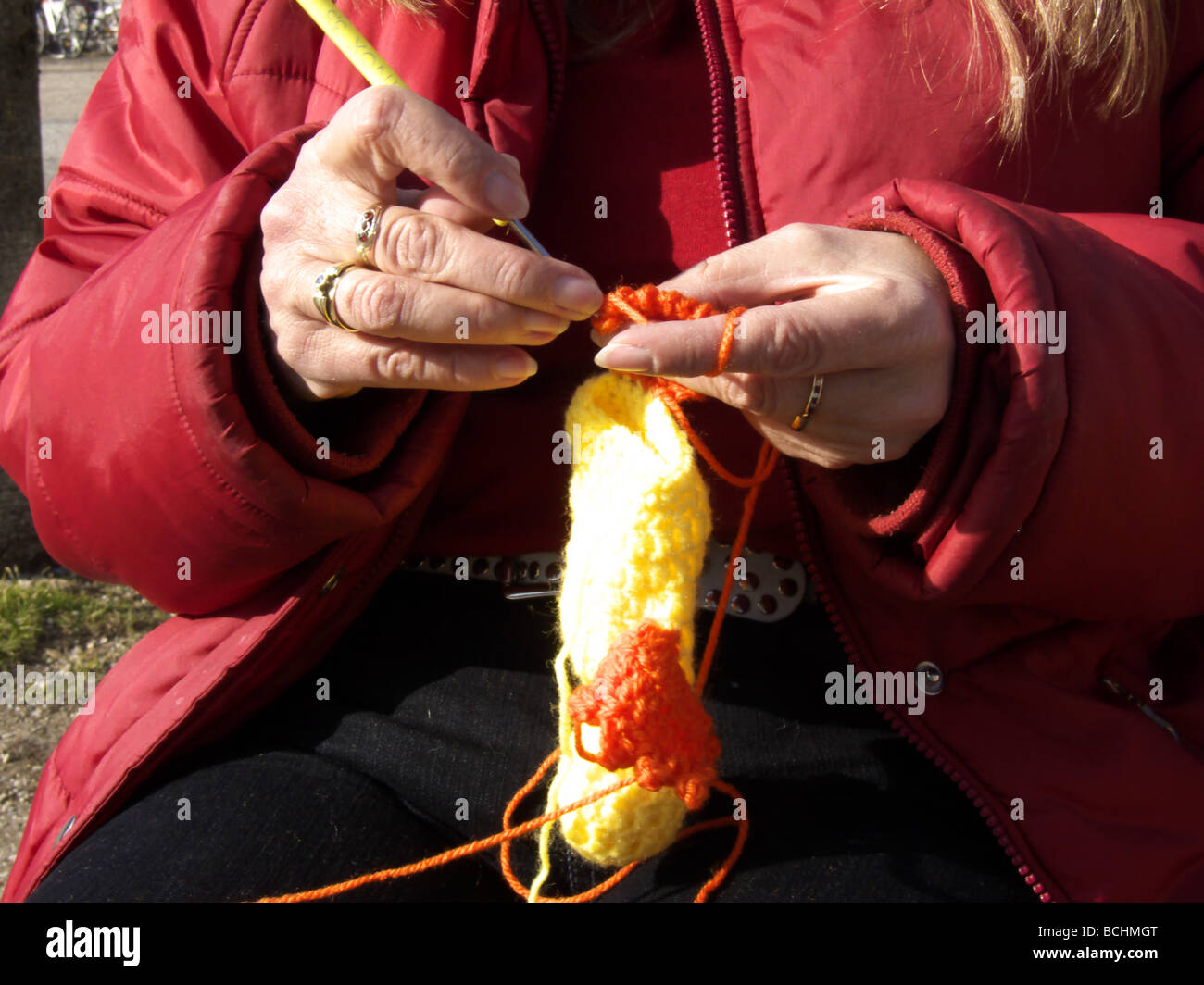 Frau in der Sonne stricken Stockfoto